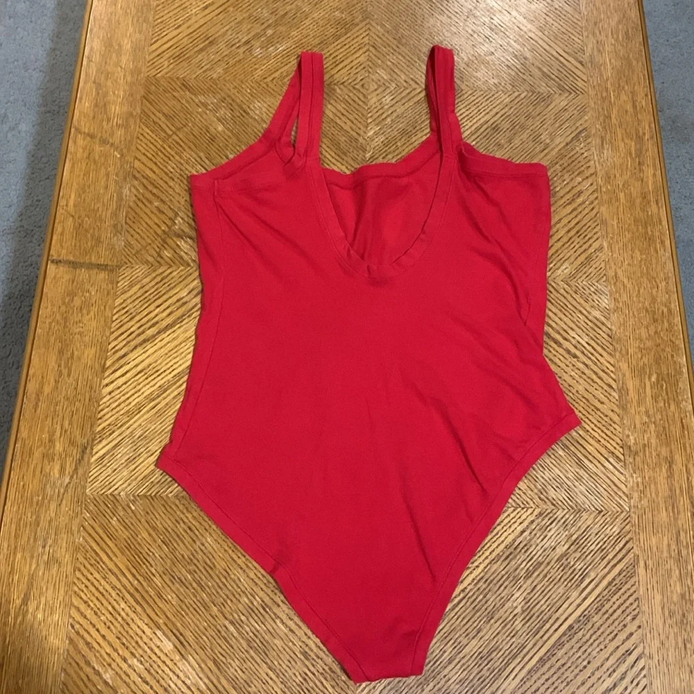 Tommy Hilfiger X UO Red Graphic Bodysuit - Picture 4 of 7